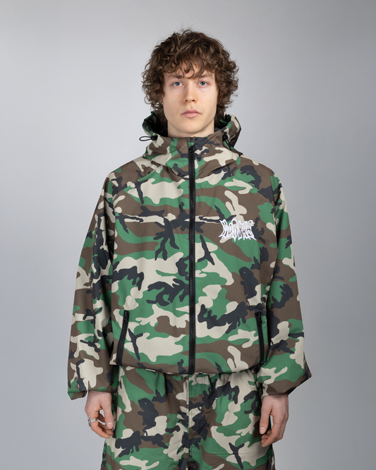 Camo snow jacket front view on model (the model is 175cm wearing size XL)