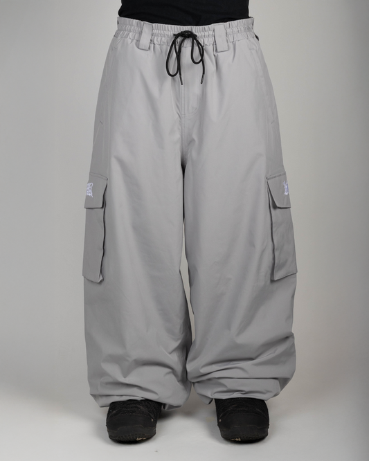 Grey baggy snowpants front view on model (Valtteri is 175cm wearing size XL)