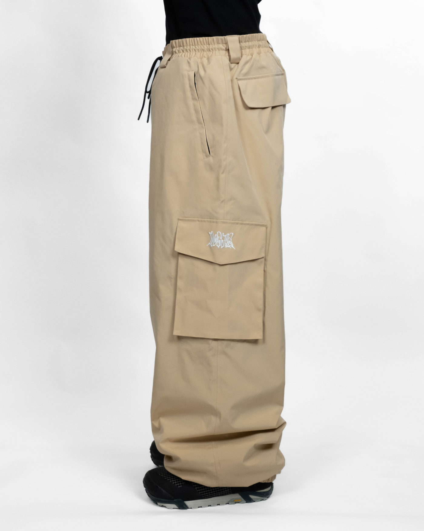 Beige baggy snowpants side view on model