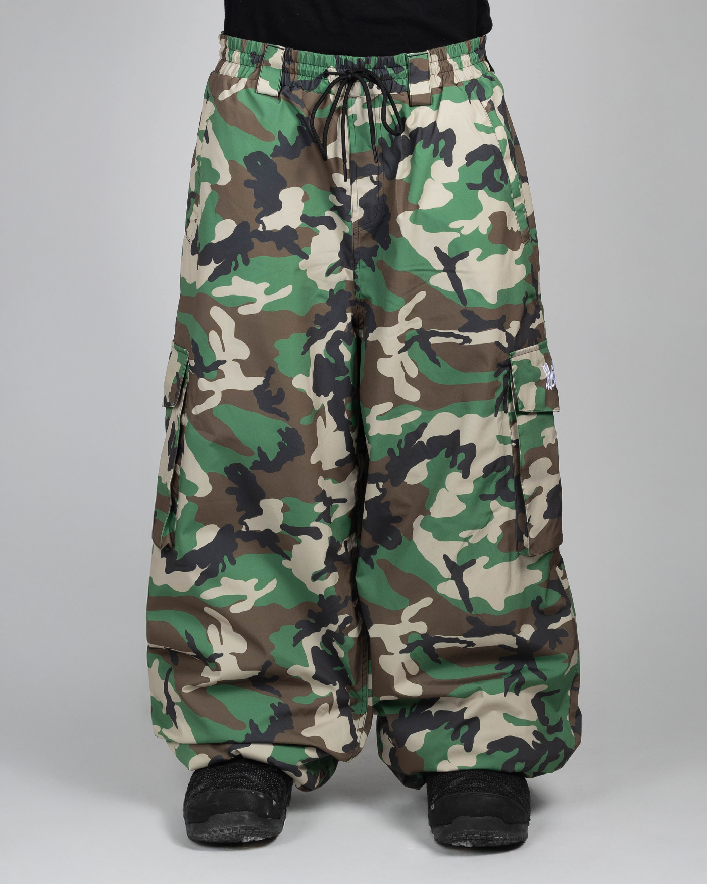 Camo baggy snowpants front view on model (the model is 175cm wearing size XL)