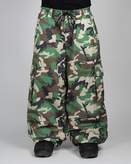 Camo baggy snowpants front view on model (the model is 175cm wearing size XL)