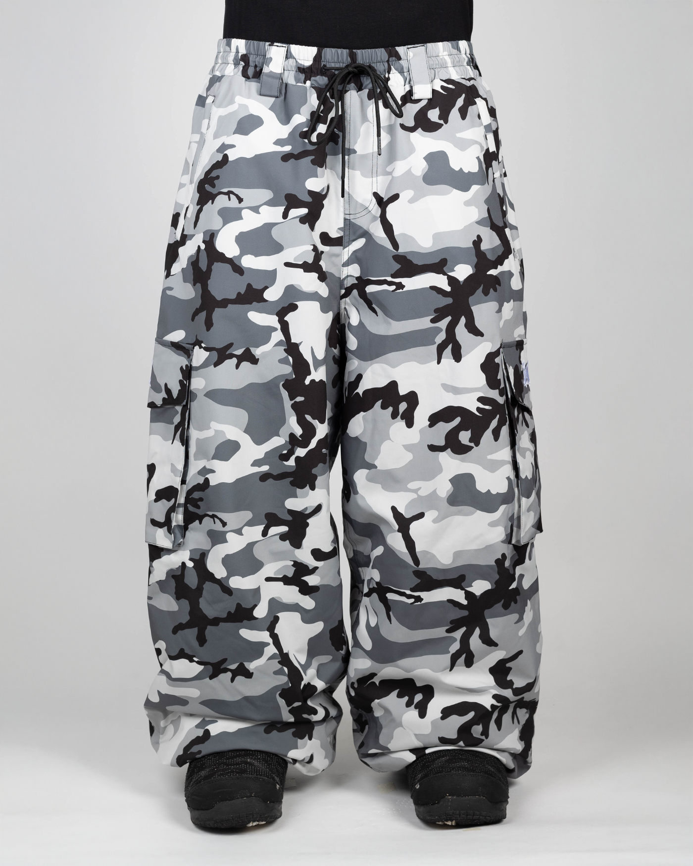 Winter Camo baggy snowpants front view on model (the model is 175cm wearing size XL)