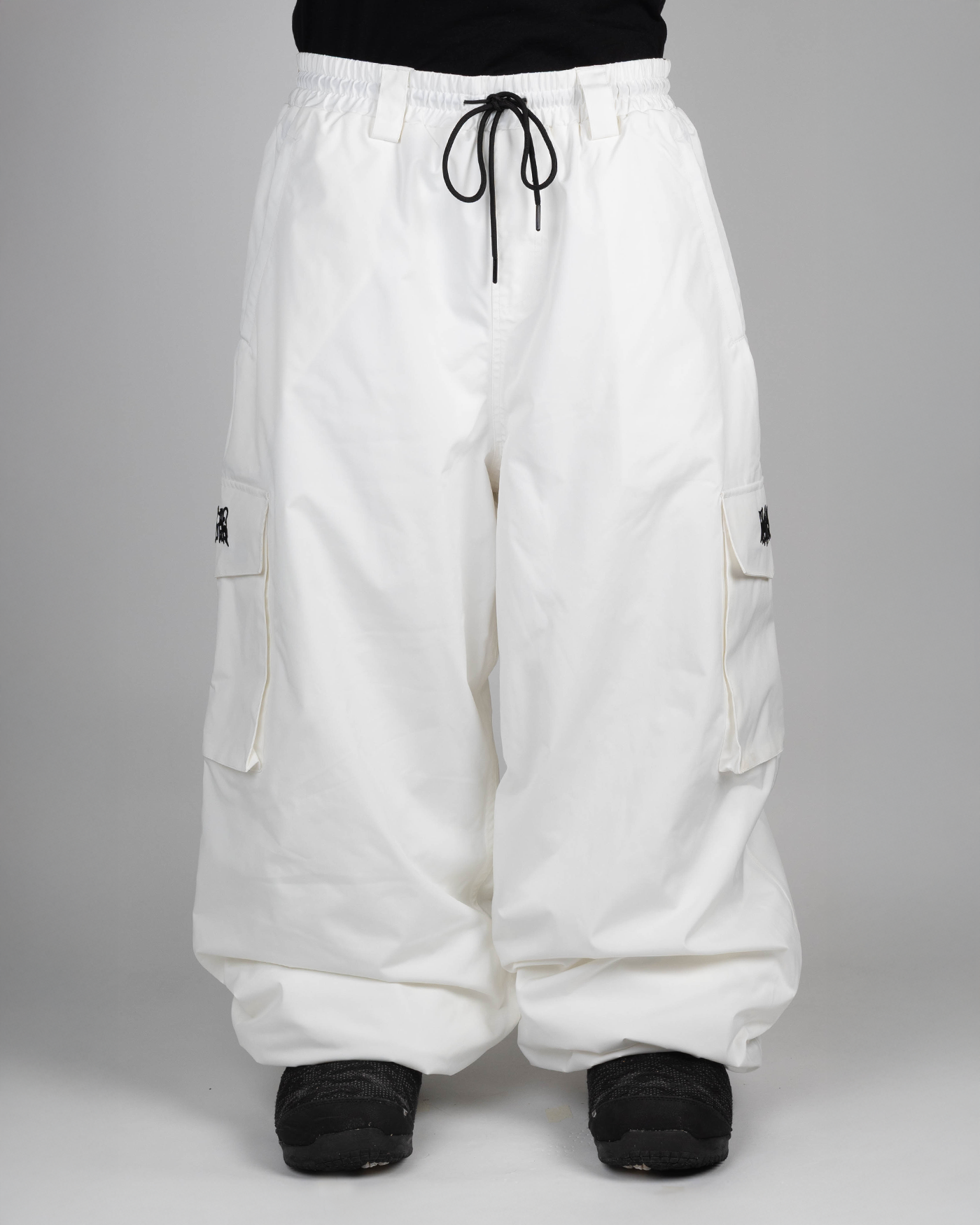 White baggy snowpants front view on model (the model is 175cm wearing size XL)