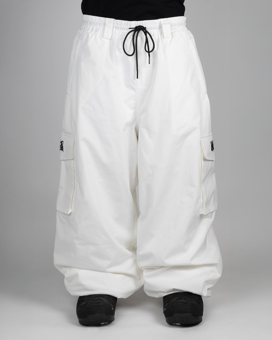 White baggy snowpants front view on model (the model is 175cm wearing size XL)