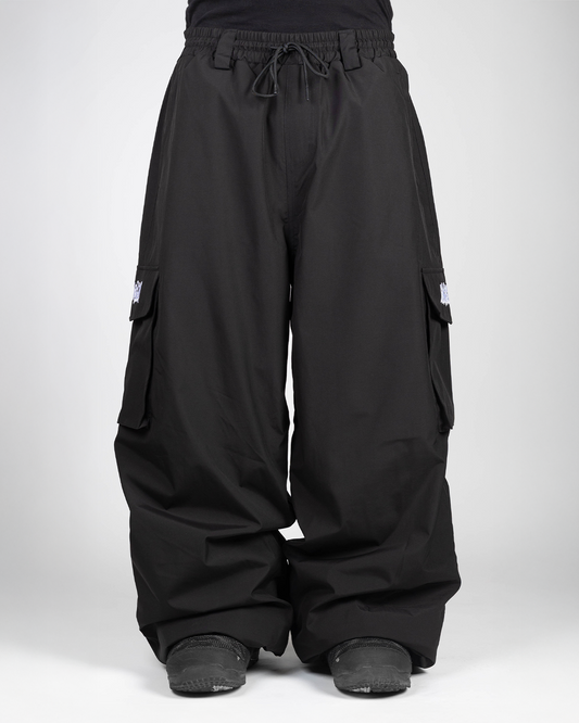 Black baggy snowpants front view on model (Topias is 180cm wearing size XXL)