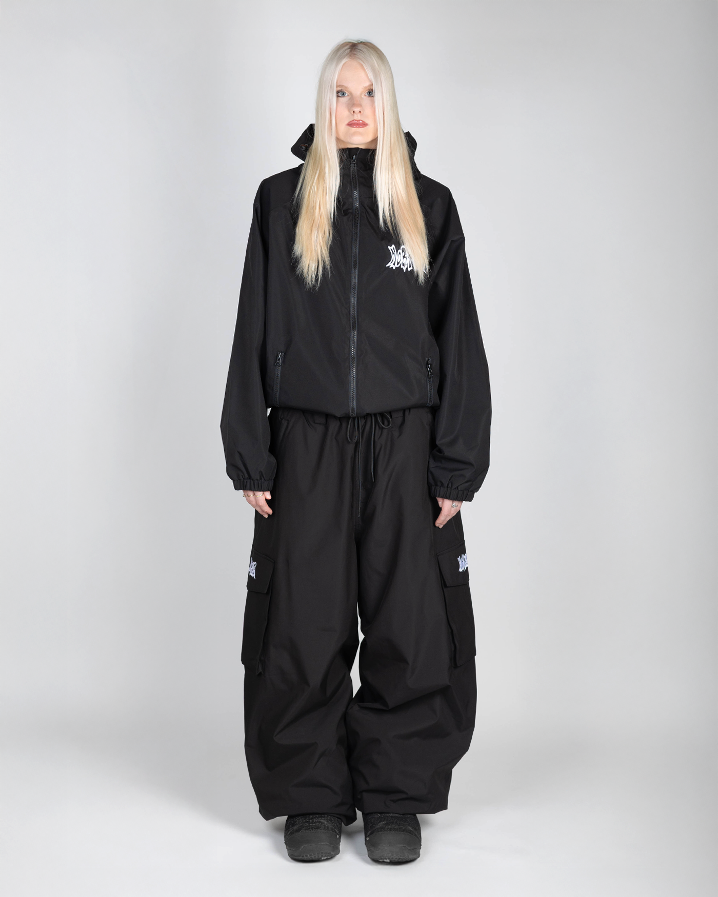 Black baggy snowpants full front view on a woman (Hilla is 175cm wearing size XL)